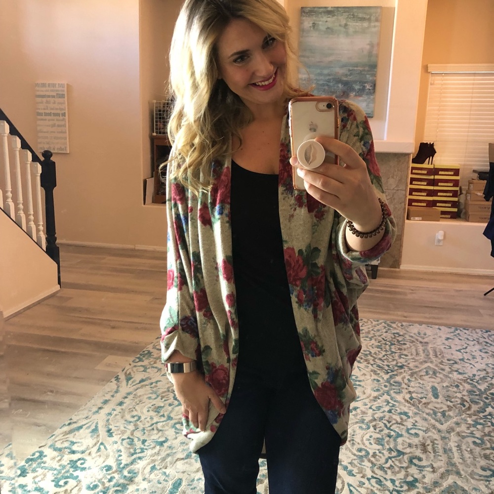 ❤️❗️Last 1! SMALL (runs big) Red floral cardigan - Picture 3 of 5